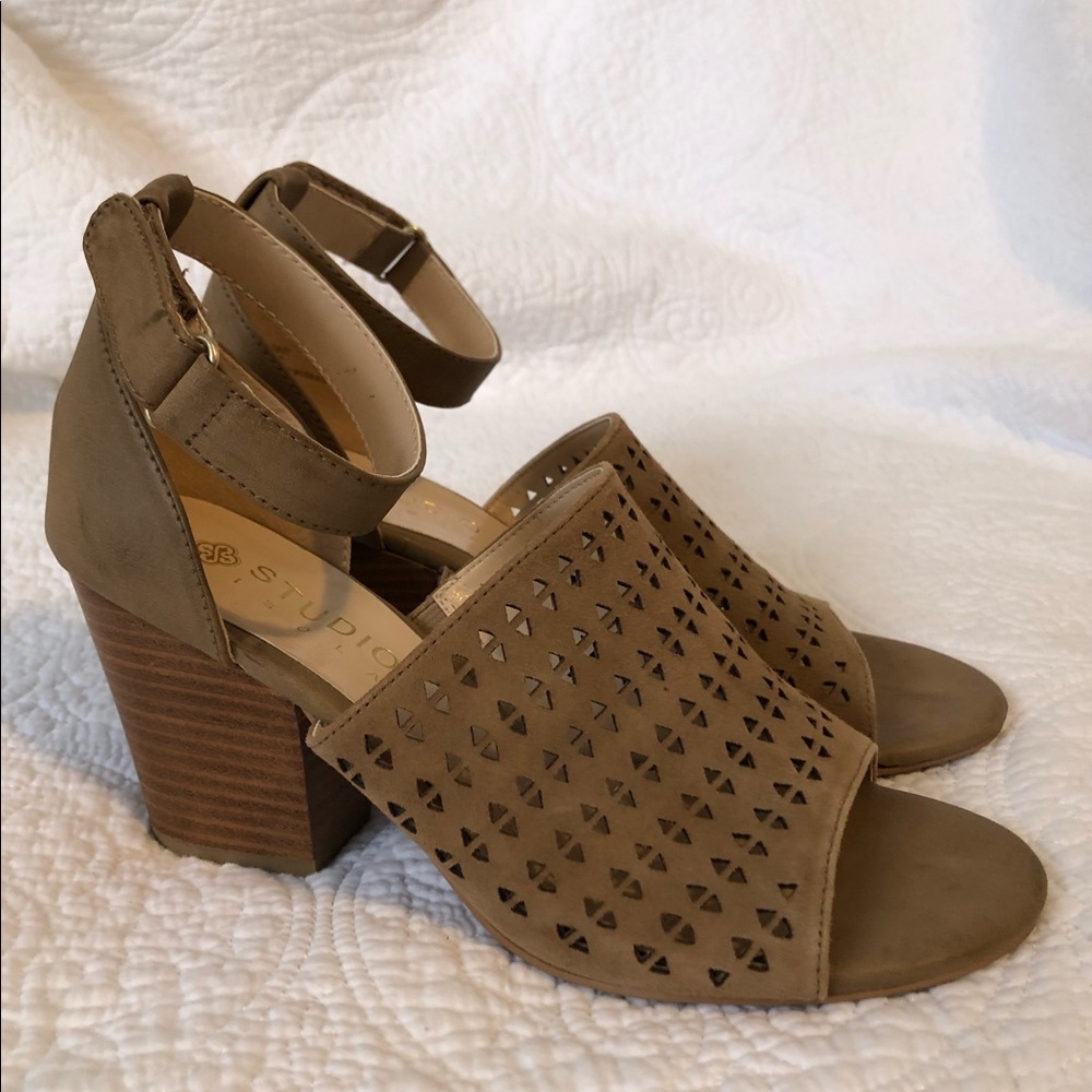 Studio Isola Women’s Taupe/Brown Leather Sandal Size 7.5